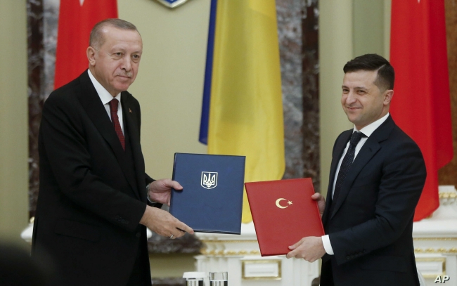 Cumhurbaşkanı Erdoğan, Ukraynalı mevkidaşı Zelenskiy ile. Foto: AP